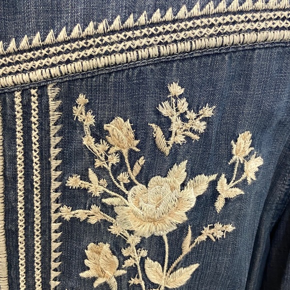 DRIFTWOOD Blue Denim Top with beautiful floral embroidery pattern. Size M. NWT - Picture 7 of 12